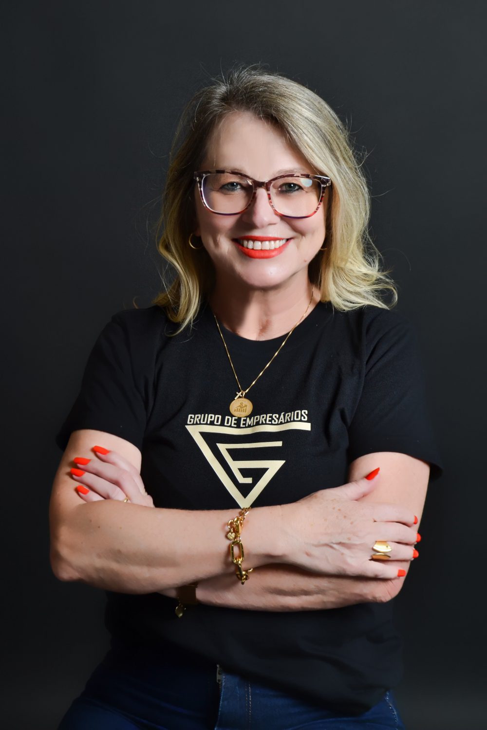Cida Ventura, idealizadora da Ventura Connect, com a camisa do Grupo de Empresários